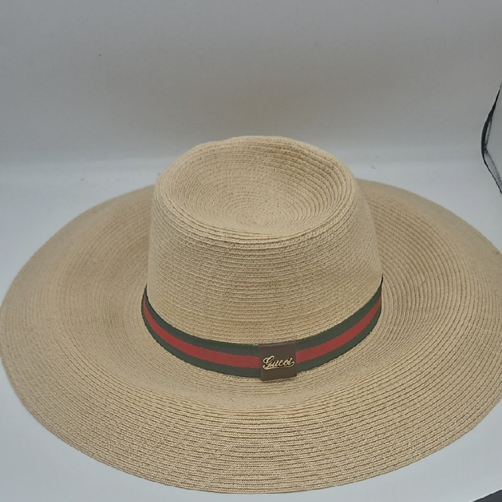 GUCCI Lux Tan Hat with Stylish Green and Red Band USED 1X